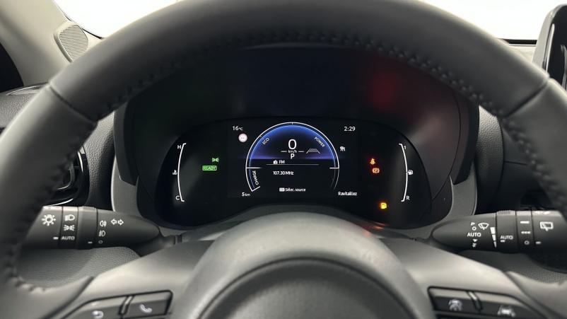 Vente en ligne Toyota Yaris Yaris Hybride 116h Design e-CVT au prix de 25 700 €