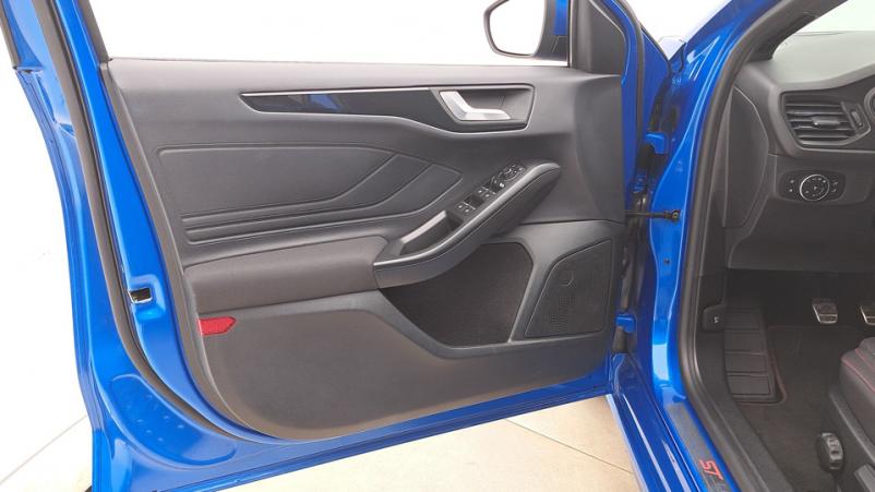 Vente en ligne Ford Focus 5P 1.0 EcoBoost mHEV 155ch Manuelle/6 St-line x au prix de 19 390 €