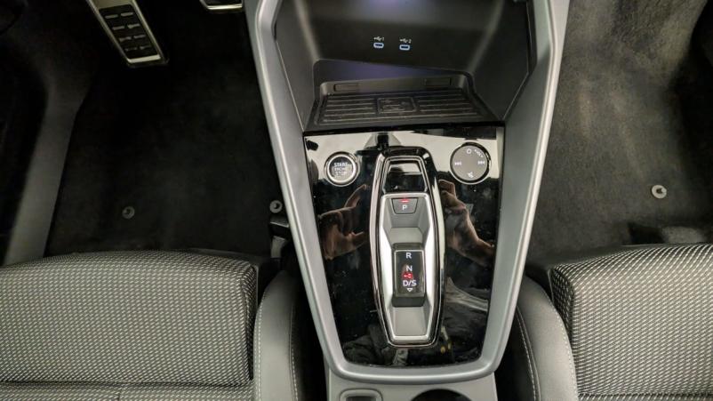 Vente en ligne Audi A3 45 TFSI E HYBRIDE RECHARGEABLE 272 S TRONIC 6 S LINE au prix de 45 810 €