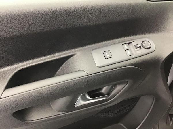 Vente en ligne Peugeot Partner Fourgon M 650 KG BLUEHDI 130 S S EAT8 au prix de 26 090 €