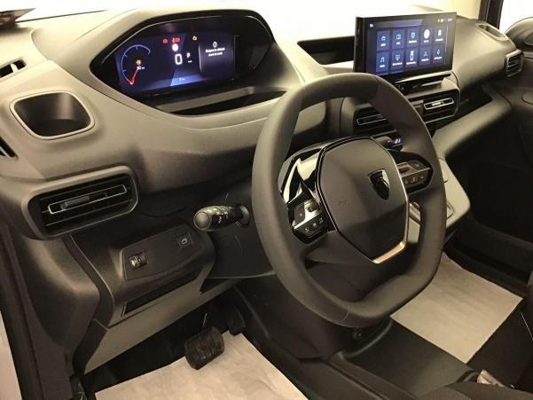 Vente en ligne Peugeot Partner Fourgon M 650 KG BLUEHDI 130 S S EAT8 au prix de 26 090 €