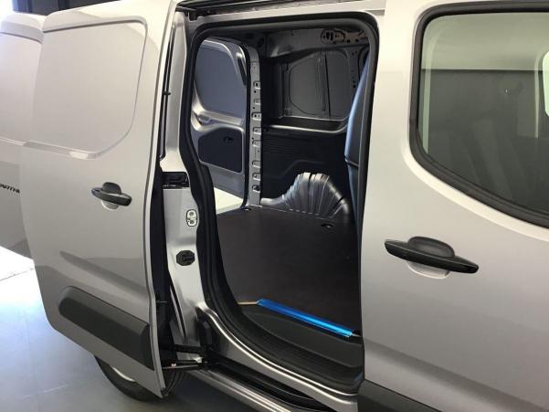 Vente en ligne Peugeot Partner Fourgon M 650 KG BLUEHDI 130 S S EAT8 au prix de 26 090 €