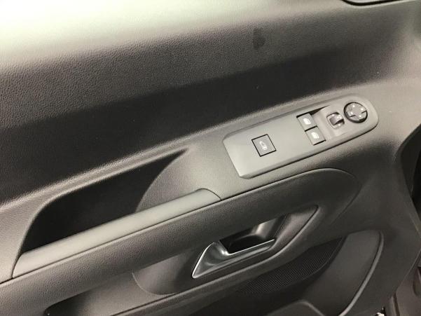 Vente en ligne Peugeot Partner Fourgon M 1000 KG BLUEHDI 130 S S EAT8 au prix de 26 340 €