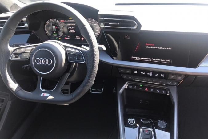 Vente en ligne Audi A3 45 TFSI E HYBRIDE RECHARGEABLE 272 S TRONIC 6 S LINE au prix de 45 810 €