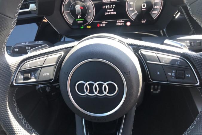 Vente en ligne Audi A3 45 TFSI E HYBRIDE RECHARGEABLE 272 S TRONIC 6 S LINE au prix de 45 810 €