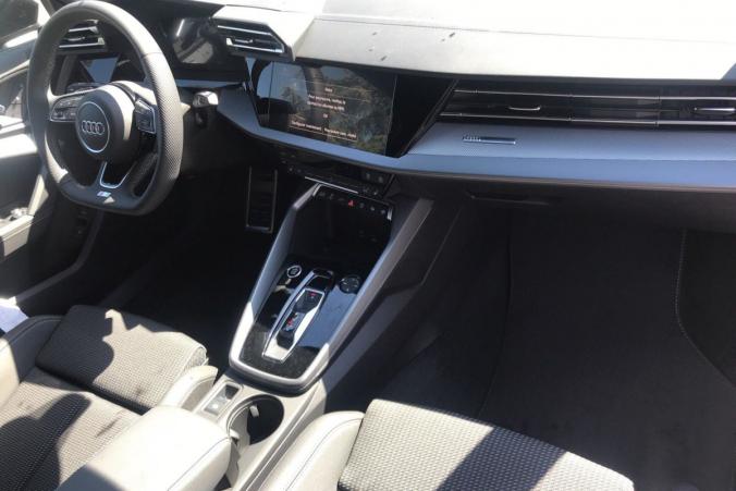 Vente en ligne Audi A3 45 TFSI E HYBRIDE RECHARGEABLE 272 S TRONIC 6 S LINE au prix de 45 810 €