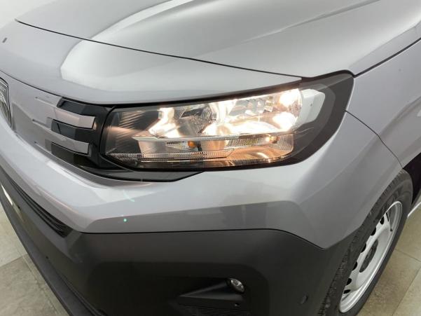 Vente en ligne Peugeot Partner Fourgon XL 950 KG BLUEHDI 130 S S EAT8 au prix de 27 580 €