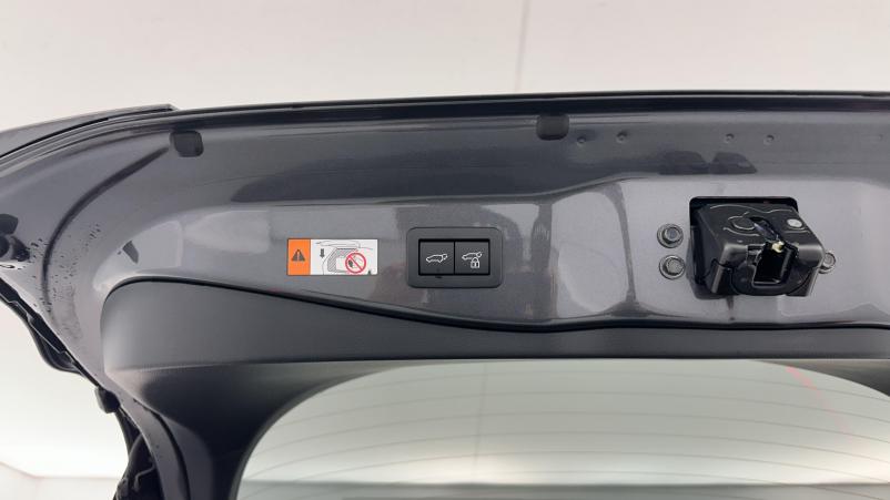 Vente en ligne Toyota C-HR C-hr II 1.8 Hybrid 140ch Design au prix de 31 700 €