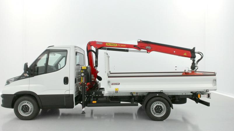 Vente en ligne Iveco Daily Daily 35S14H 3750 2.3 136ch Benne Alu JPM + Grue PK 3400 + Pince au prix de 82 860 €