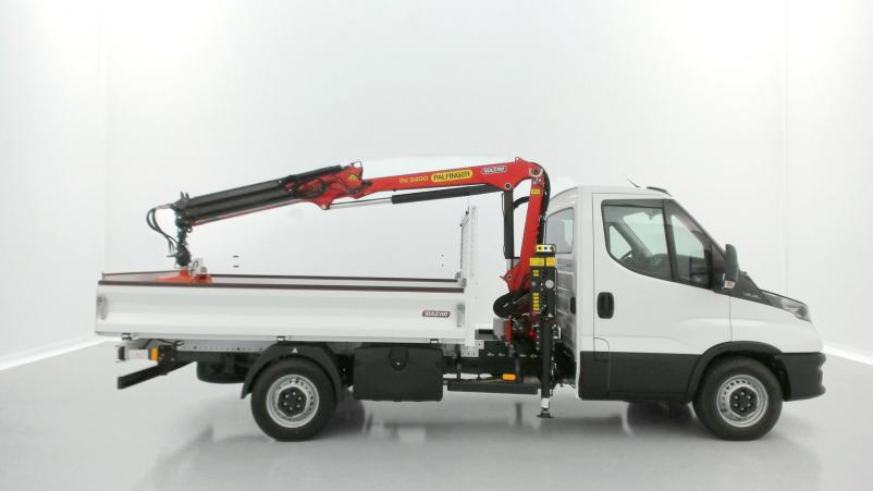 Vente en ligne Iveco Daily Daily 35S14H 3750 2.3 136ch Benne Alu JPM + Grue PK 3400 + Pince au prix de 82 860 €