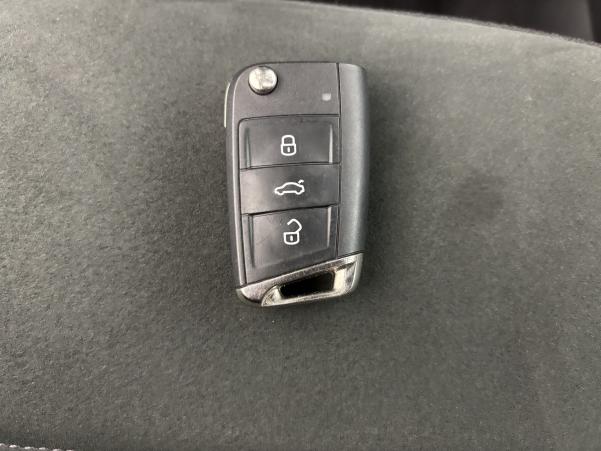Vente en ligne Volkswagen Tiguan 1.4 eHybrid 245ch Elegance DSG6 + Caméra 360° + Attelage au prix de 24 990 €
