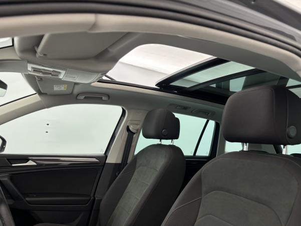 Vente en ligne Volkswagen Tiguan 1.4 eHybrid 245ch Elegance DSG6 + Caméra 360° + Attelage au prix de 24 990 €