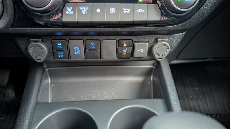 Vente en ligne Toyota Hilux HILUX X-TRA CAB 4WD 2.8L 204 D-4D BVA INVINCIBLE au prix de 53 080 €