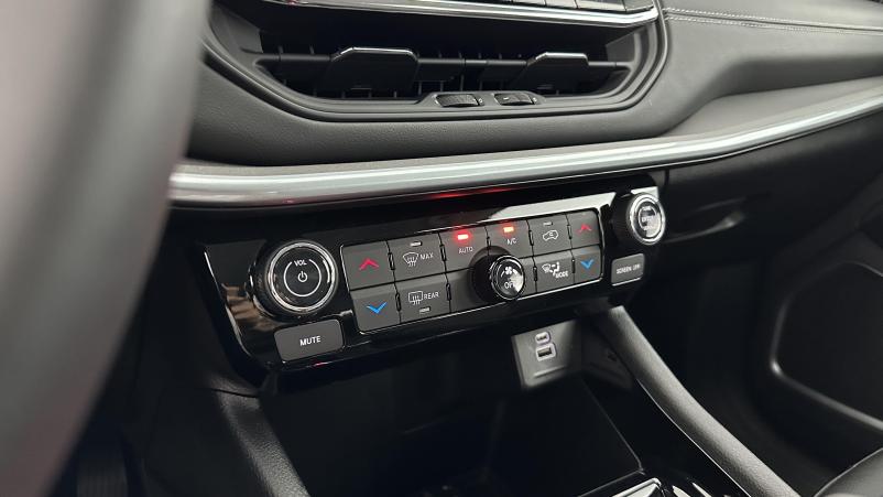 Vente en ligne Jeep Compass Compass II 1.5 Turbo T4 130ch MHEV Altitude 4x2 BVR7 au prix de 25 700 €