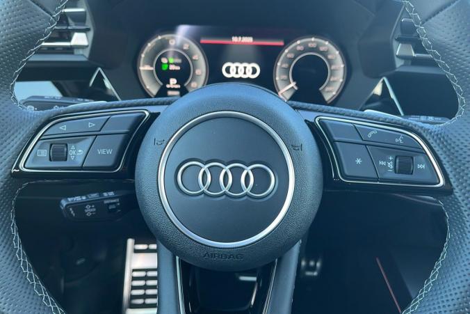 Vente en ligne Audi A3 45 TFSI E HYBRIDE RECHARGEABLE 272 S TRONIC 6 S LINE au prix de 45 820 €
