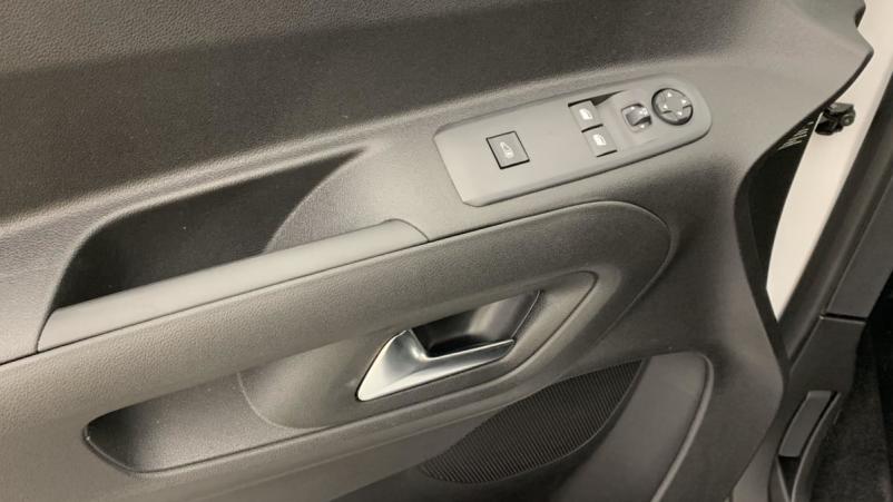 Vente en ligne Peugeot Partner Fourgon XL 950 KG BLUEHDI 130 S S EAT8 au prix de 24 240 €