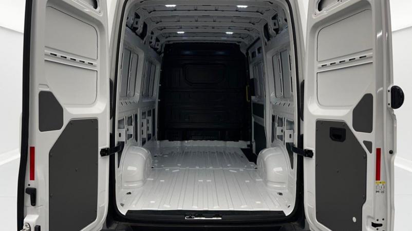 Vente en ligne Volkswagen Crafter Combi 35 L3H3 2.0 TDI 140 CH BUSINESS au prix de 36 850 €