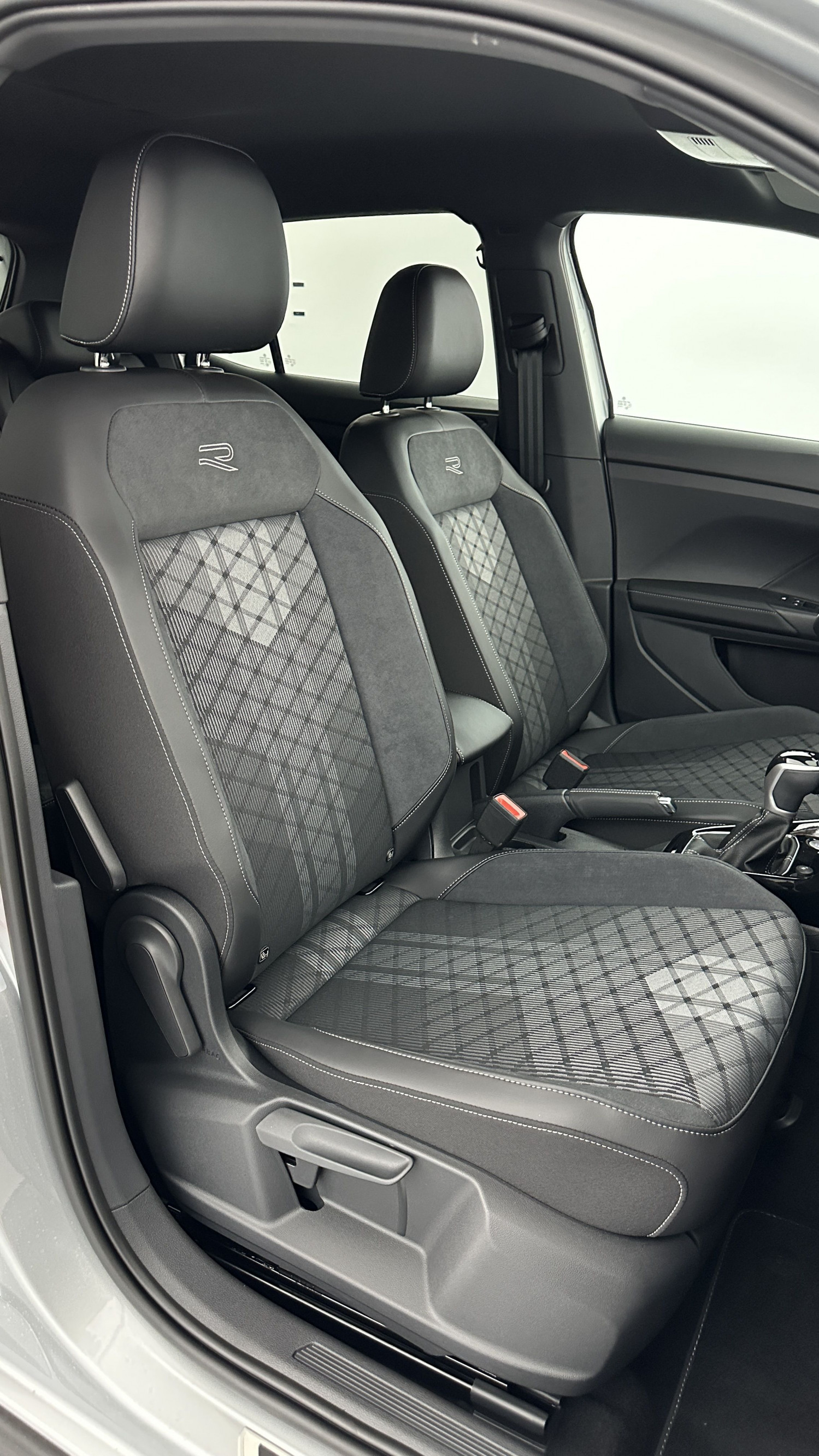 Vente en ligne Volkswagen T-Cross T-CROSS 1.0 TSI 116ch R-Line DSG7 au prix de 29 400 €