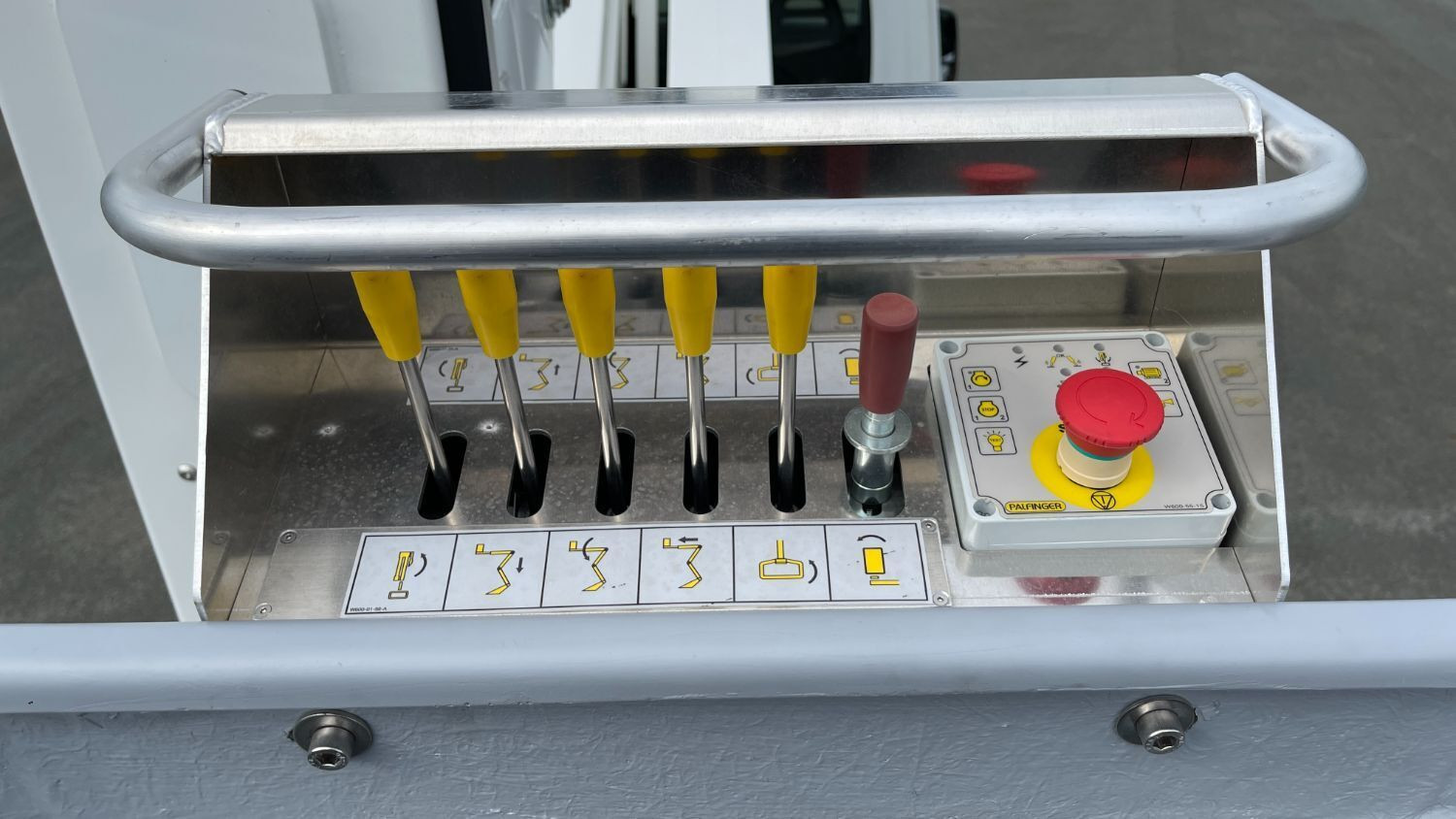 Vente en ligne Iveco Daily DAILY 35S14H 3450 2.3 136ch Nacelle Palfinger P200A-R au prix de 83 820 €