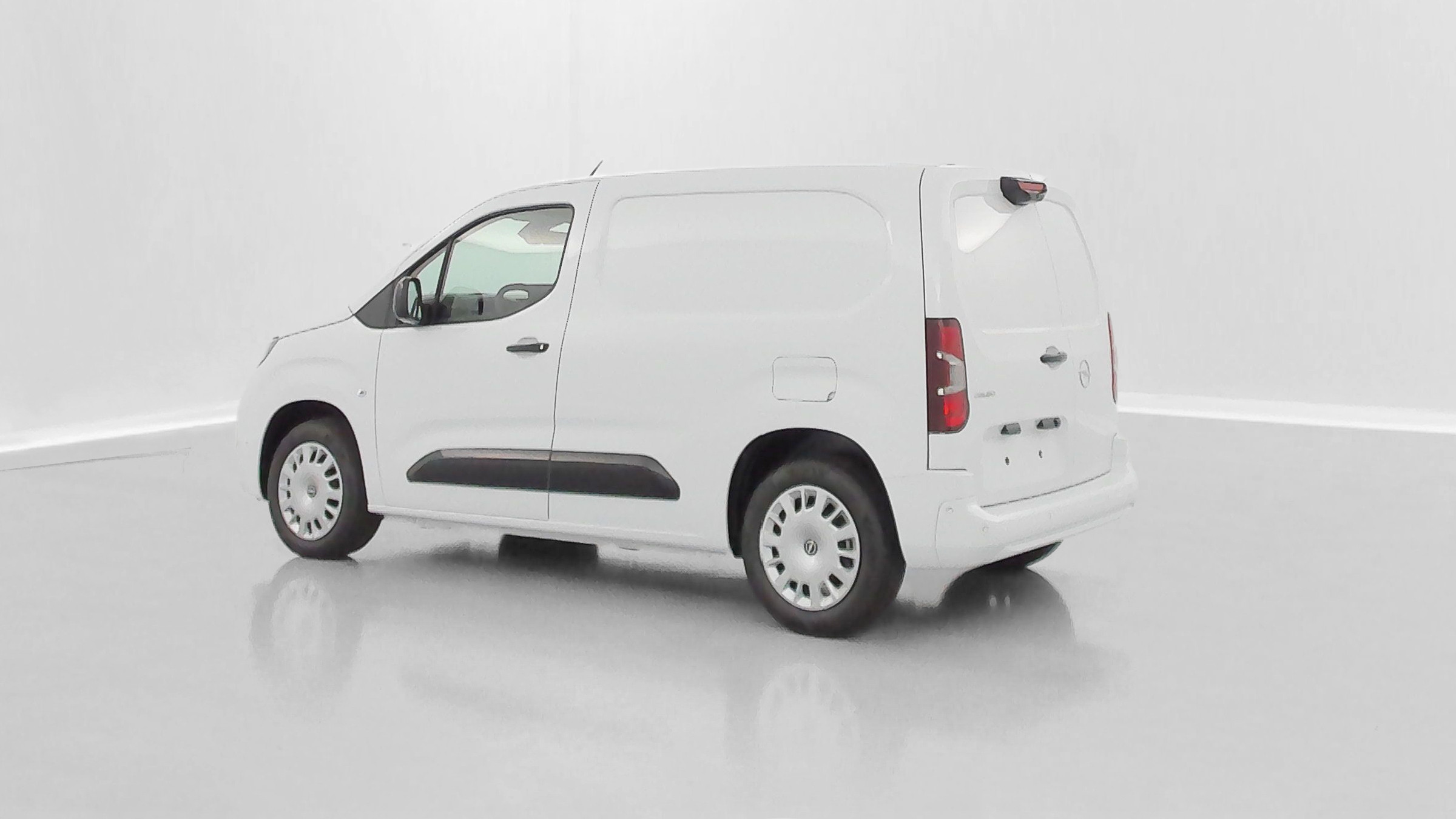 Vente en ligne Opel Combo Cargo COMBO CARGO M 650kg 1.5 BlueHDi 100ch au prix de 22 980 €