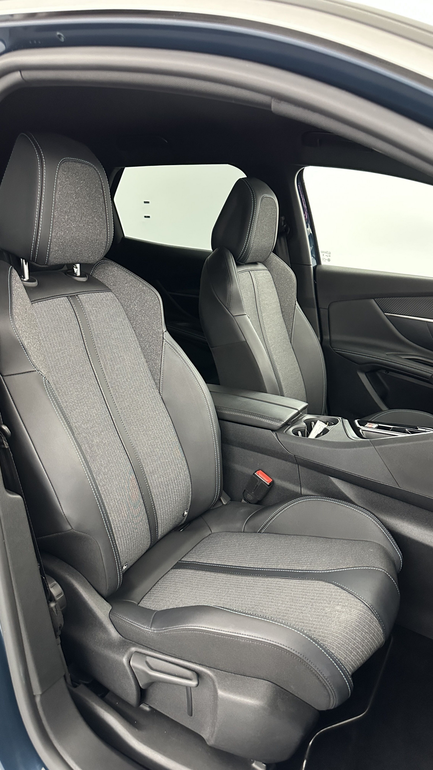 Vente en ligne Peugeot 3008 3008 1.2 Hybrid 136ch Allure Pack e-DCS6 au prix de 26 400 €