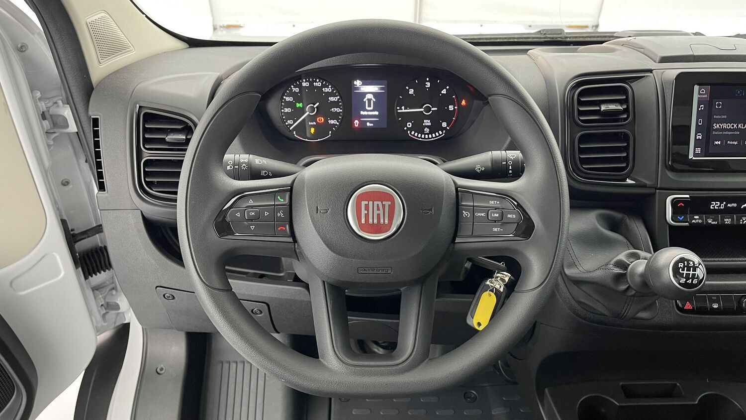 Vente en ligne Fiat Ducato Fourgon DUCATO CC 3.5 L 2.2 H3-Power 140ch Maxi Benne Acier + Coffre JPM au prix de 39 420 €