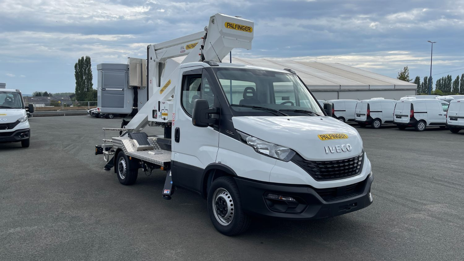 Vente en ligne Iveco Daily DAILY 35S14H 3450 2.3 136ch Nacelle Palfinger P200A-R au prix de 83 820 €