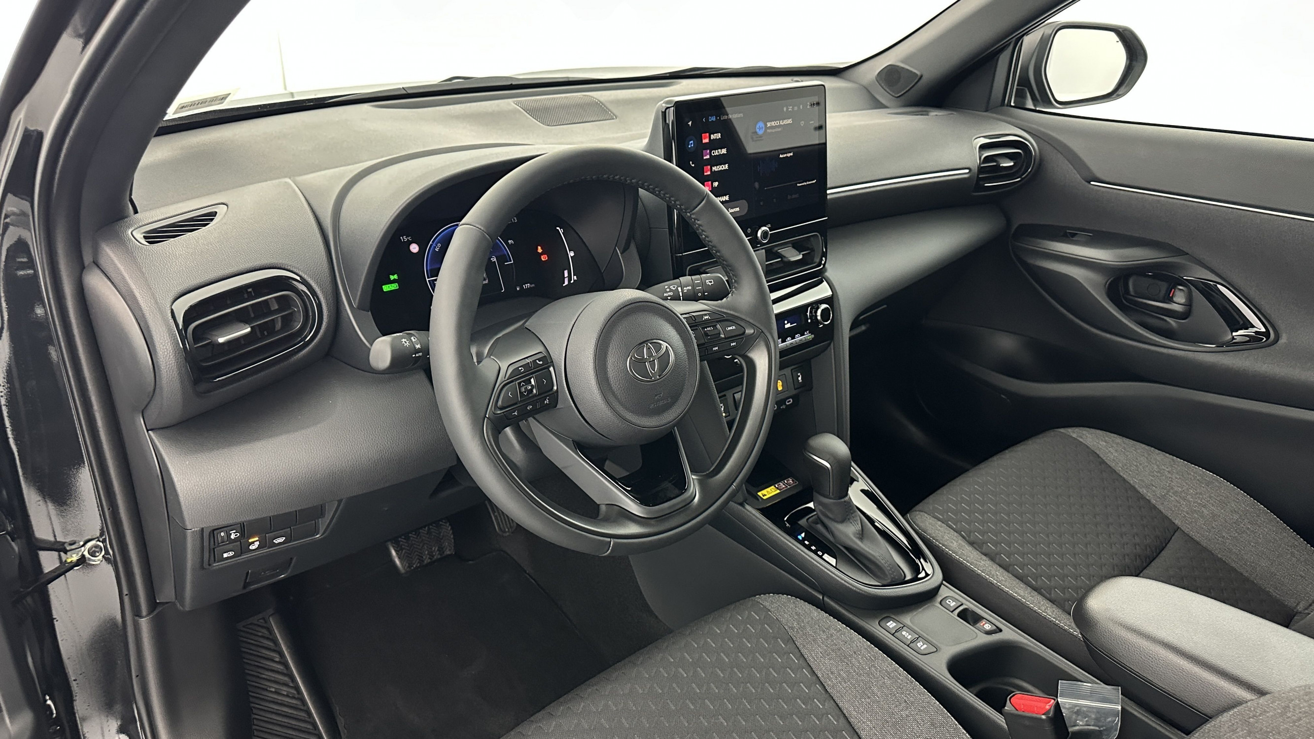 Vente en ligne Toyota Yaris Cross YARIS CROSS 1.5 Hybride 130h Design e-CVT au prix de 28 200 €