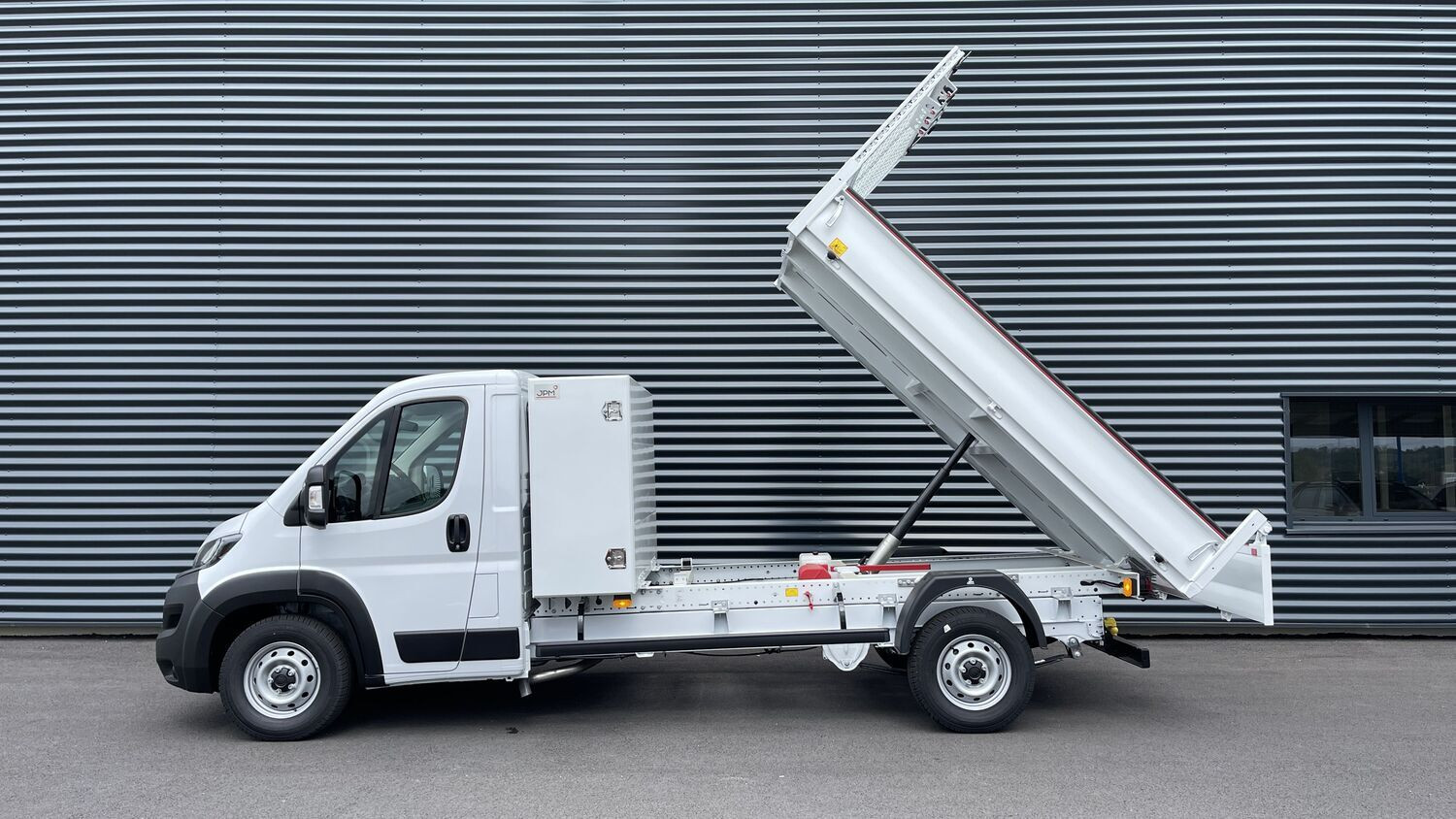 Vente en ligne Fiat Ducato Fourgon DUCATO CC 3.5 L 2.2 H3-Power 140ch Maxi Benne Acier + Coffre JPM au prix de 39 420 €