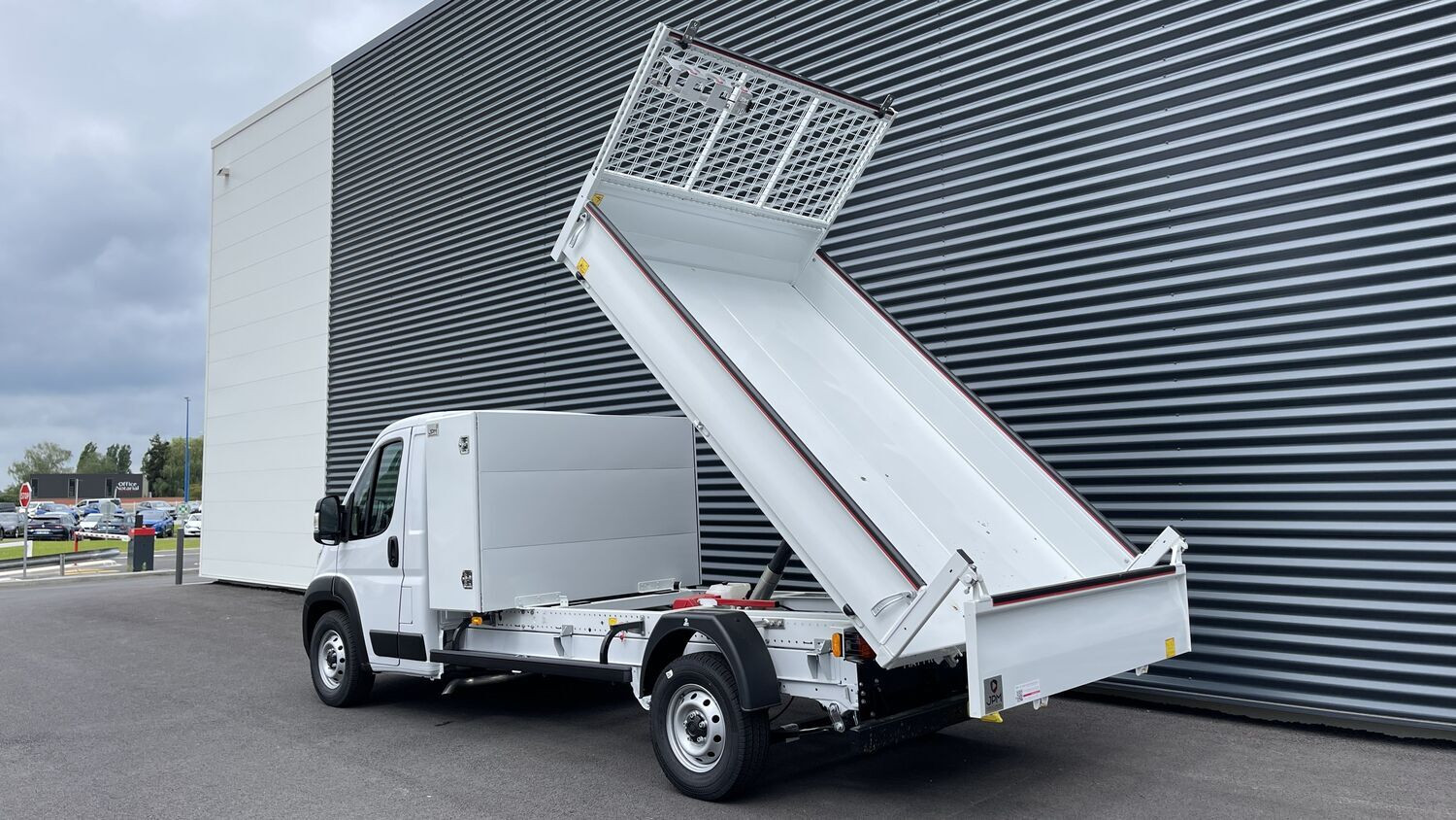 Vente en ligne Fiat Ducato Fourgon DUCATO CC 3.5 L 2.2 H3-Power 140ch Maxi Benne Acier + Coffre JPM au prix de 39 420 €