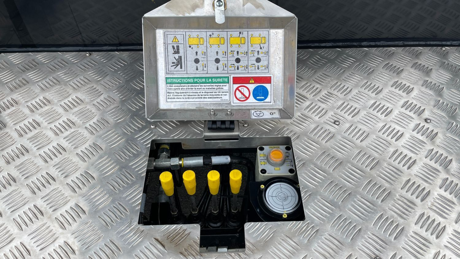 Vente en ligne Iveco Daily DAILY 35S14H 3750 2.3 136ch Nacelle Smart P170 TXE E au prix de 85 020 €