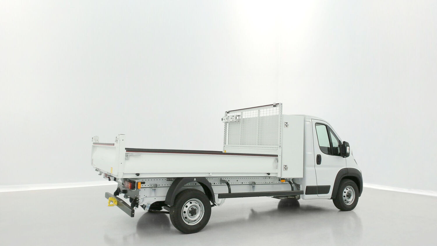 Vente en ligne Fiat Ducato Fourgon DUCATO CC 3.5 L 2.2 H3-Power 140ch Maxi Benne Acier + Coffre JPM au prix de 39 420 €