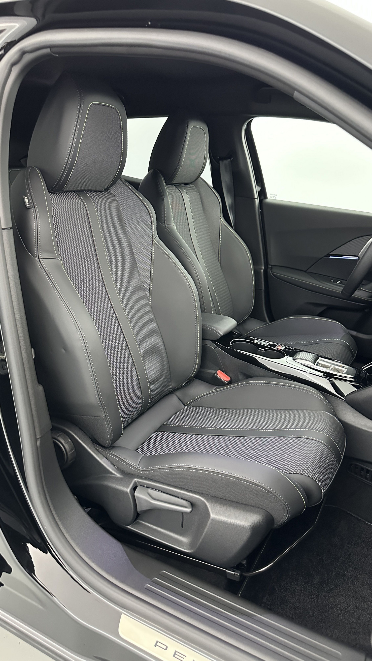 Vente en ligne Peugeot 2008 2008 II(2) 1.2 Hybrid 136ch GT e-DCS6 au prix de 28 200 €