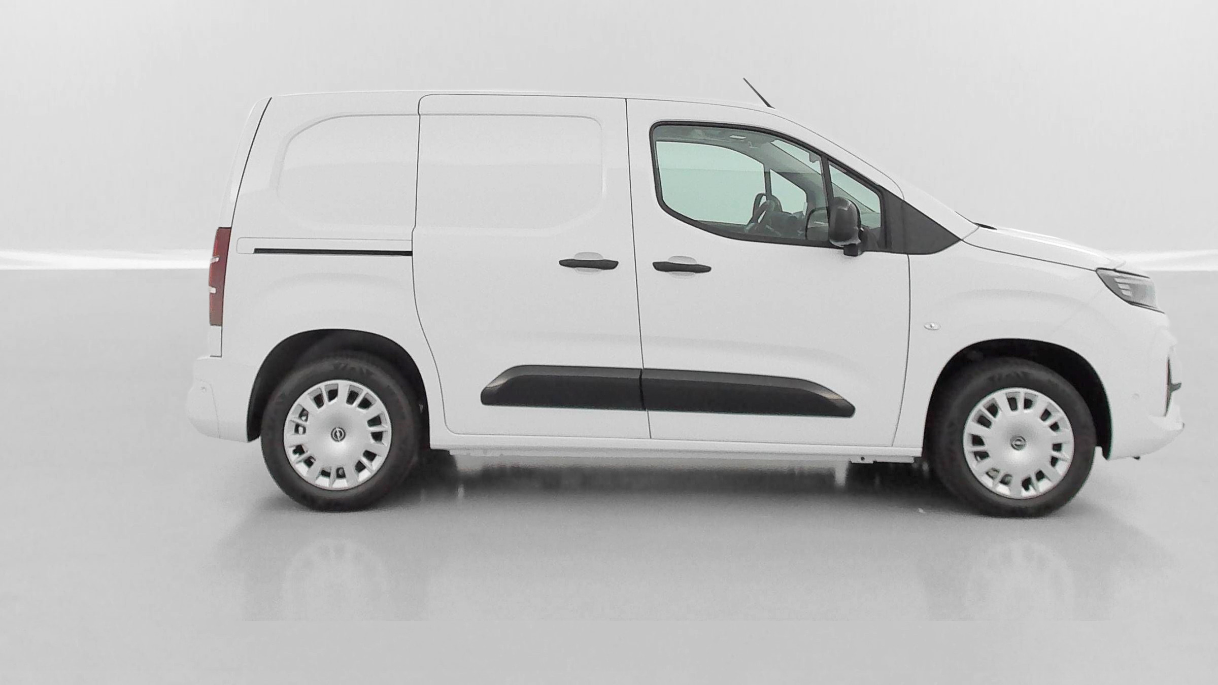 Vente en ligne Opel Combo Cargo COMBO CARGO M 650kg 1.5 BlueHDi 100ch au prix de 22 980 €