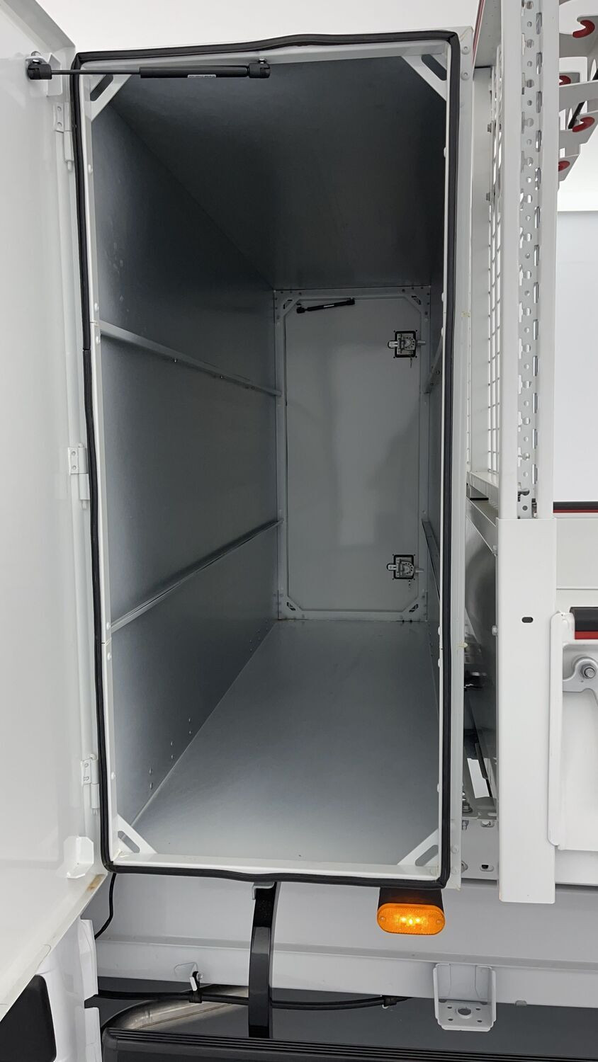 Vente en ligne Fiat Ducato Fourgon DUCATO CC 3.5 L 2.2 H3-Power 140ch Maxi Benne Acier + Coffre JPM au prix de 39 420 €