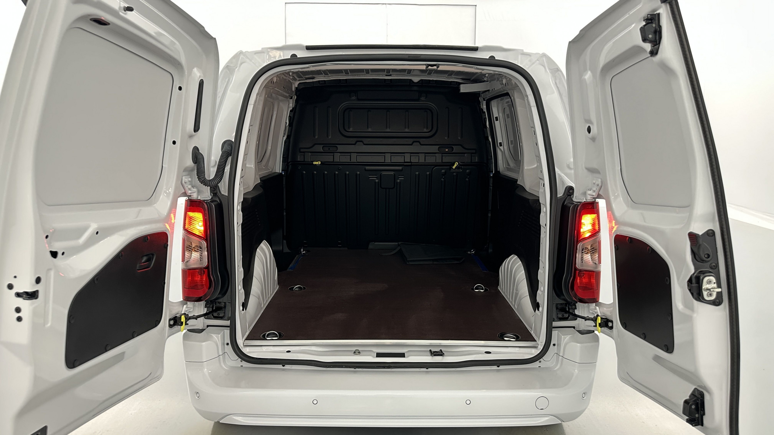 Vente en ligne Opel Combo Cargo COMBO CARGO M 650kg 1.5 BlueHDi 100ch au prix de 22 980 €