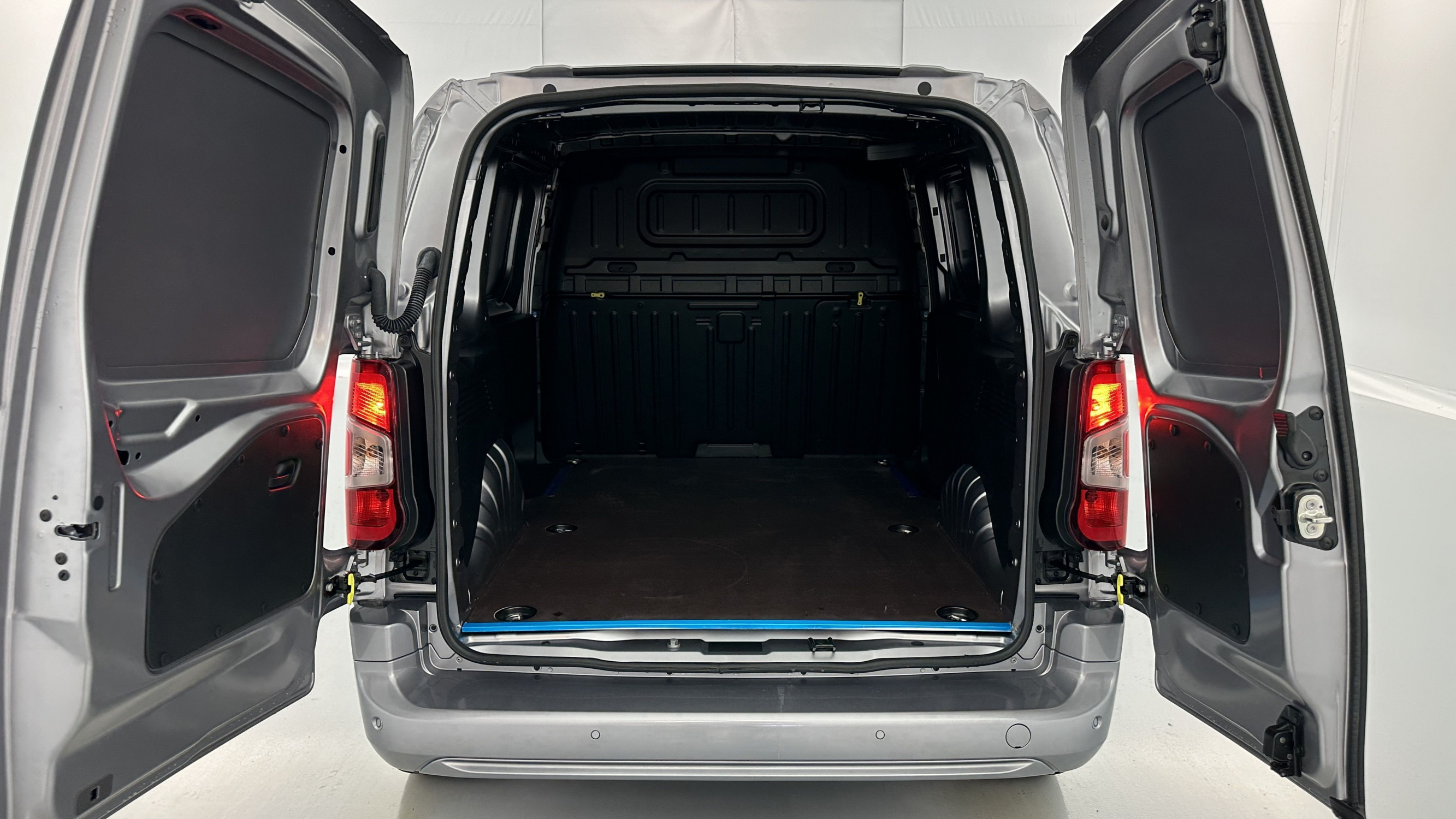 Vente en ligne Opel Combo Cargo COMBO CARGO M 650kg 1.5 BlueHDi 100ch au prix de 22 980 €