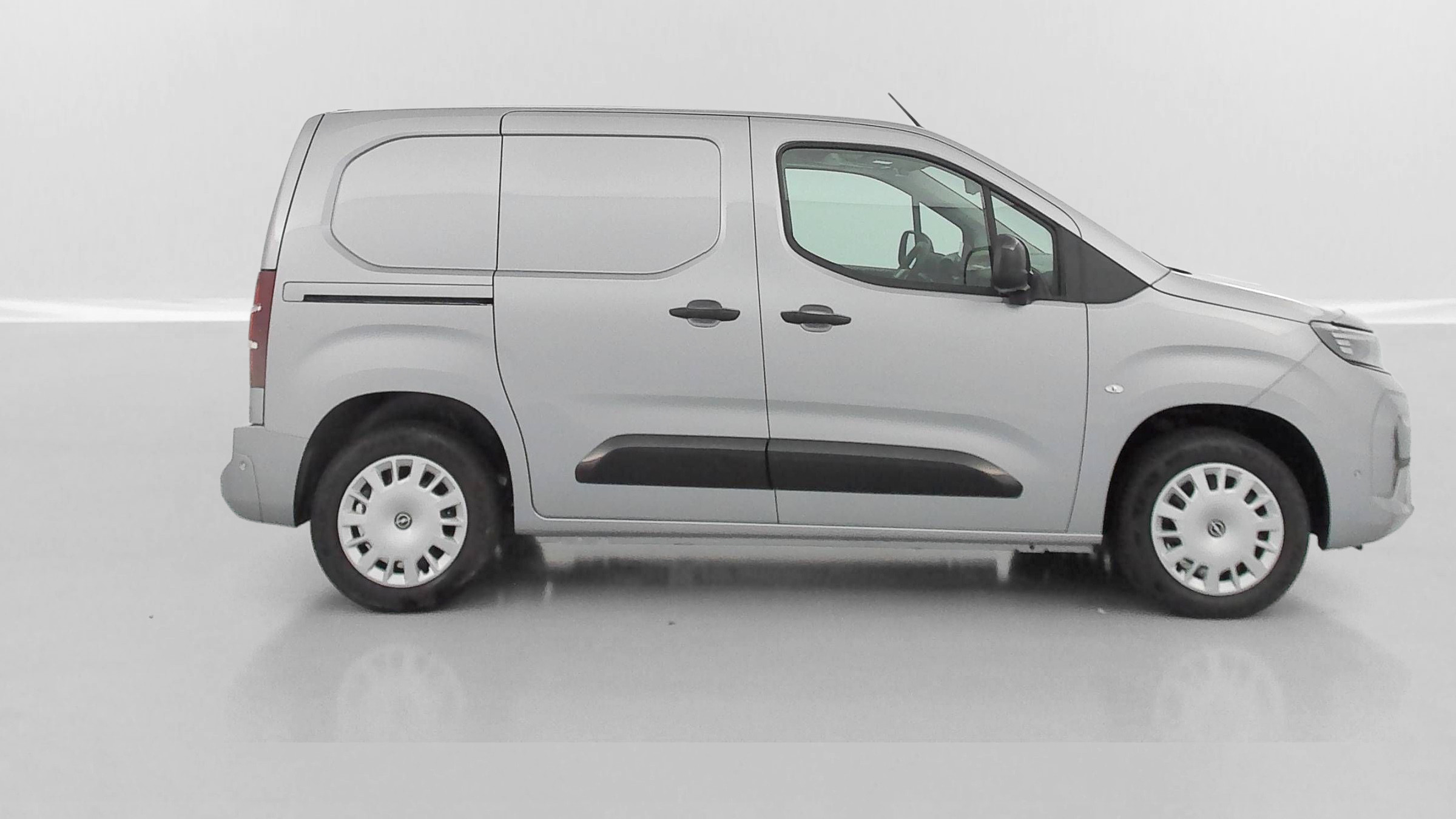 Vente en ligne Opel Combo Cargo COMBO CARGO M 650kg 1.5 BlueHDi 100ch au prix de 22 980 €