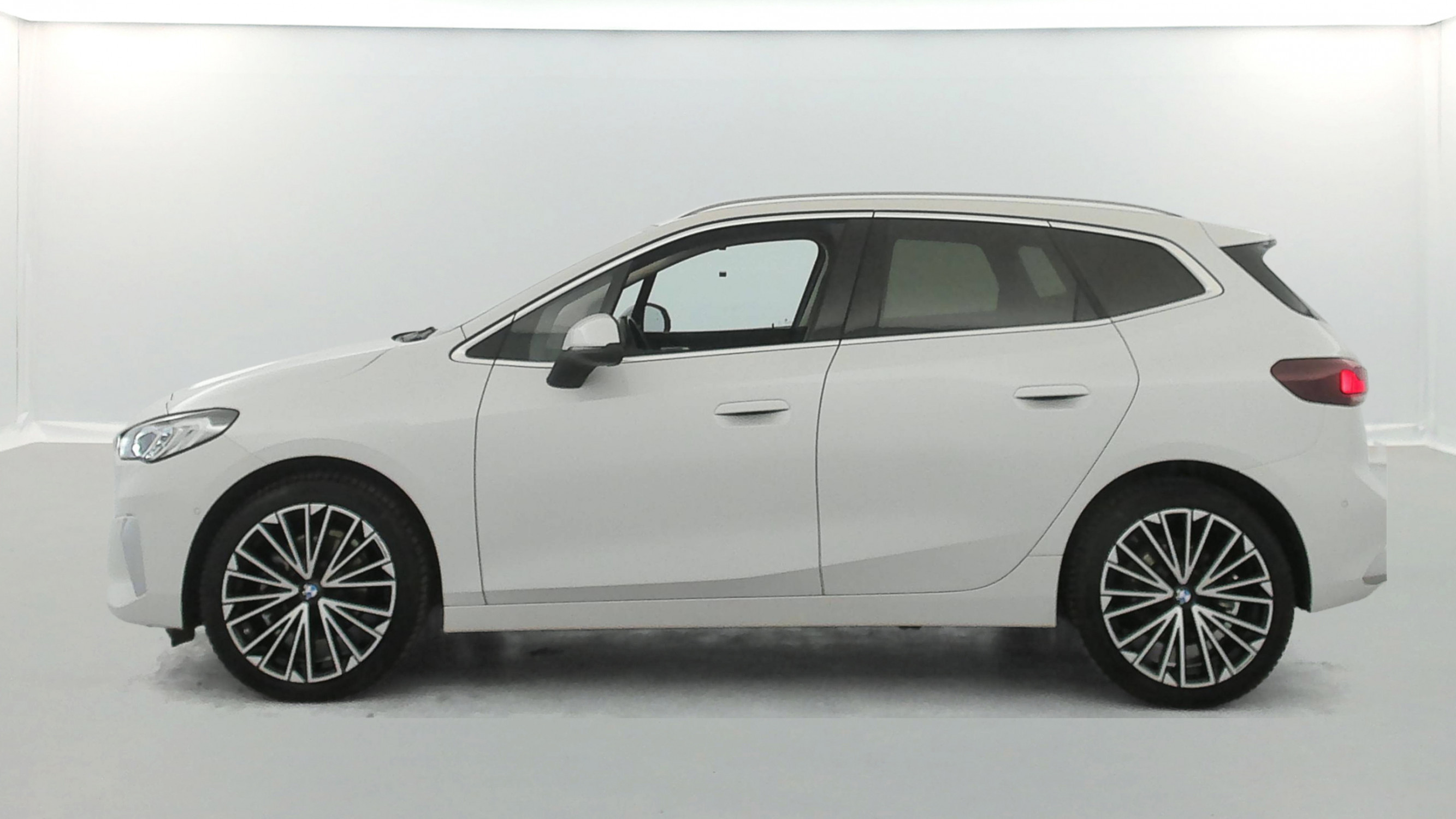 Vente en ligne Bmw Série 2 Active Tourer 218d 150ch Luxury DKG7 + Sièges chauffants + Service inclusive BMW 06/2027 - 10 au prix de 27 990 €