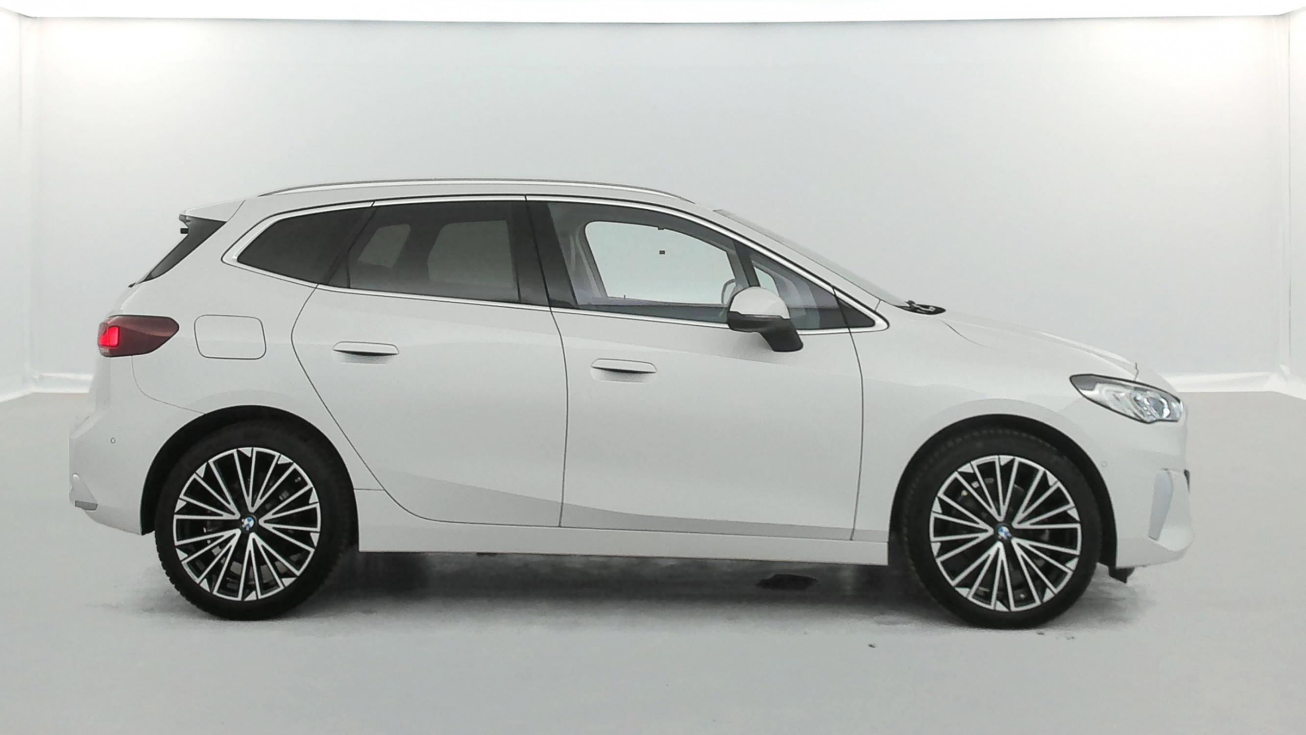 Vente en ligne Bmw Série 2 Active Tourer 218d 150ch Luxury DKG7 + Sièges chauffants + Service inclusive BMW 06/2027 - 10 au prix de 27 990 €