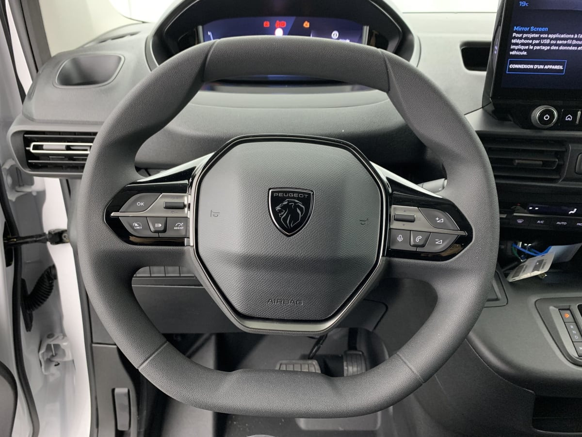 Vente en ligne Peugeot Partner Fourgon M 650 KG BLUEHDI 130 S S EAT8 au prix de 23 250 €