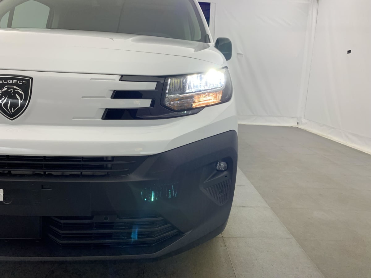 Vente en ligne Peugeot Partner Fourgon M 650 KG BLUEHDI 130 S S EAT8 au prix de 23 250 €