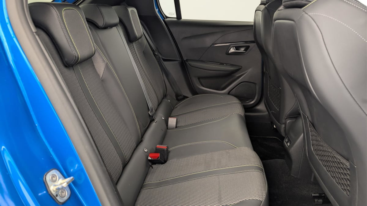 Vente en ligne Peugeot 208 Hybrid 136 e-DCS6 GT au prix de 22 330 €