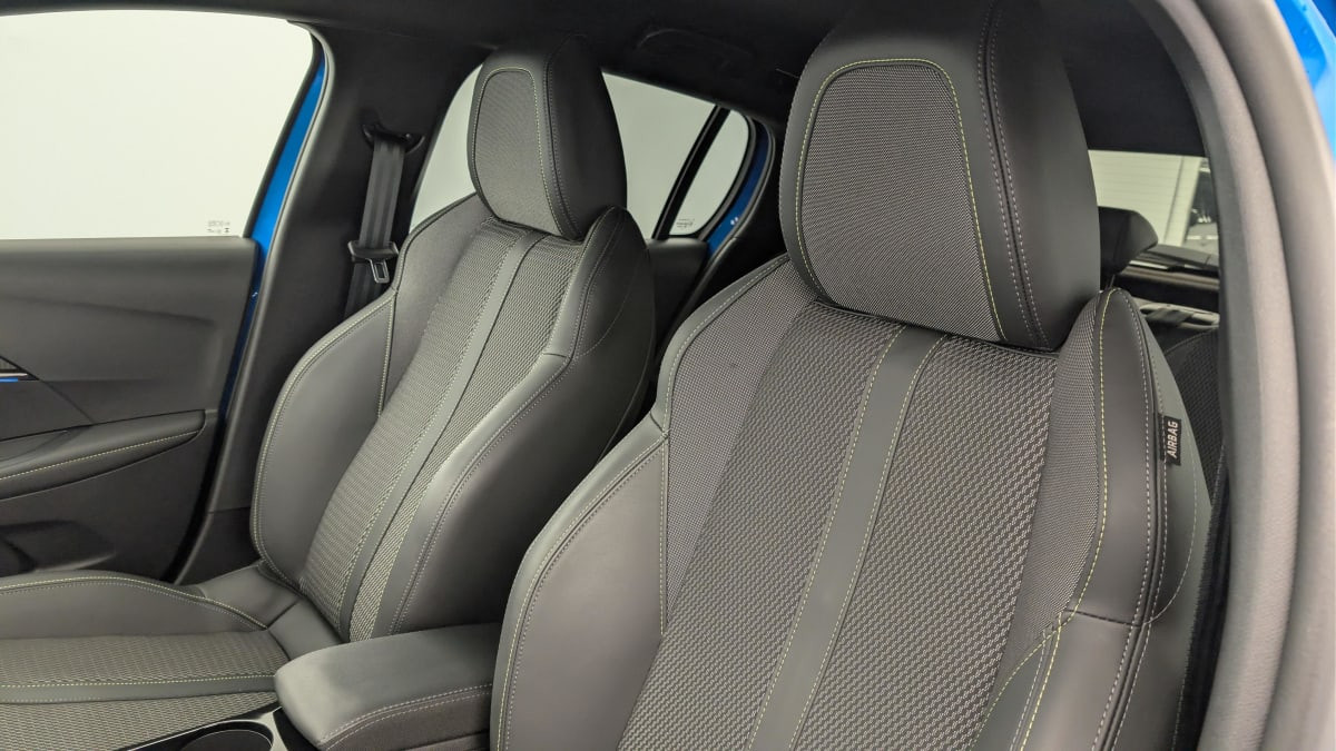 Vente en ligne Peugeot 208 Hybrid 136 e-DCS6 GT au prix de 22 330 €