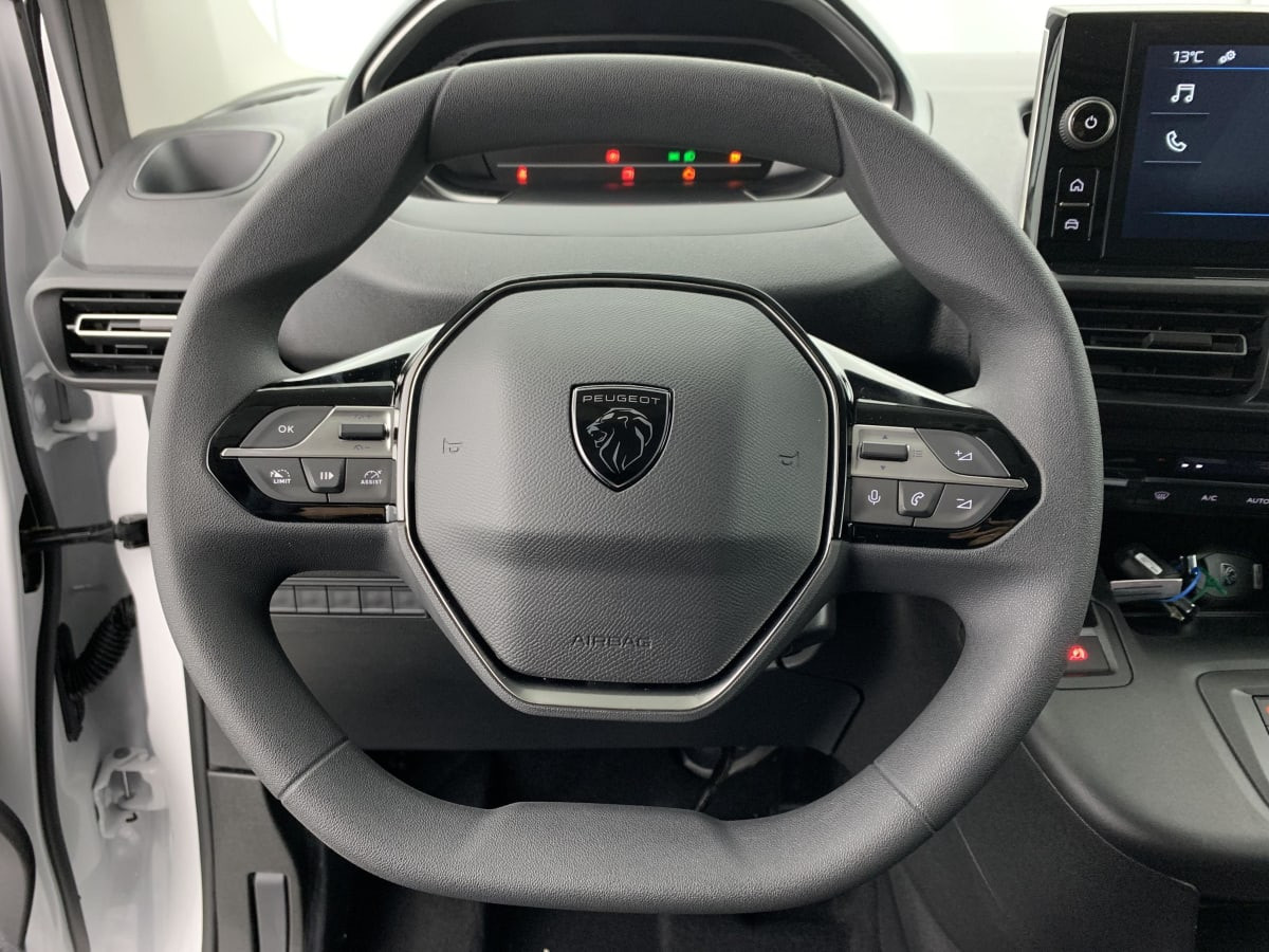 Vente en ligne Peugeot Partner Fourgon XL 950 KG BLUEHDI 130 S S EAT8 au prix de 23 620 €