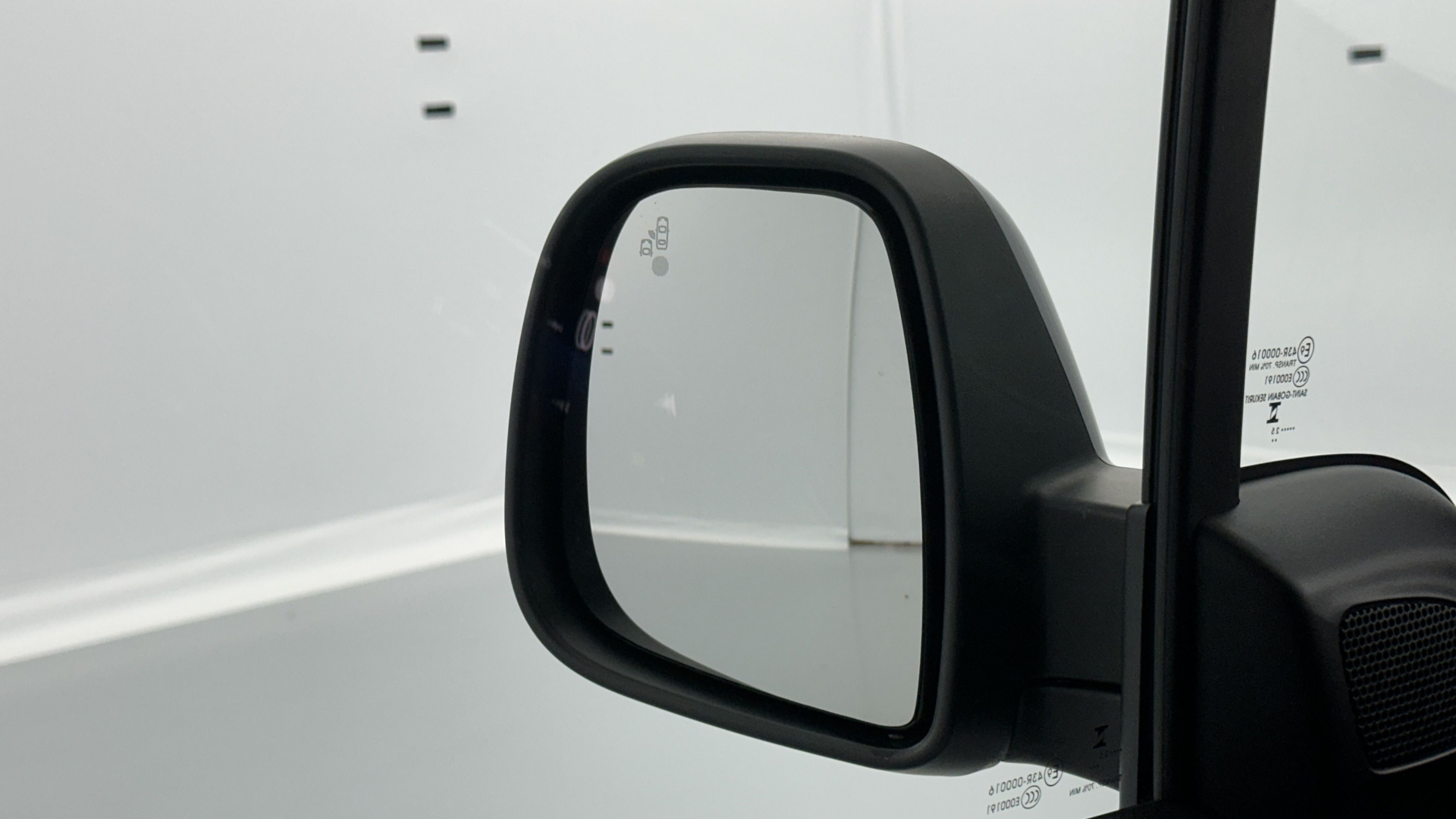 Vente en ligne Opel Combo Cargo COMBO CARGO M 650kg 1.5 BlueHDi 100ch au prix de 22 980 €