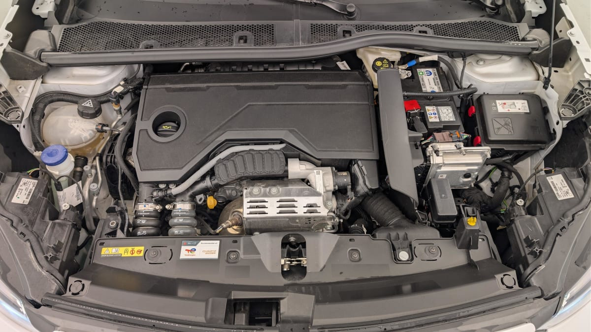 Vente en ligne Peugeot 2008 Hybrid 136 e-DCS6 Allure au prix de 24 390 €