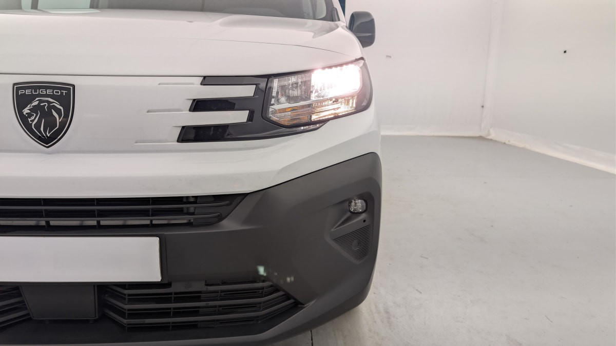 Vente en ligne Peugeot Partner Fourgon M 1000 KG BLUEHDI 130 S S EAT8 au prix de 24 440 €