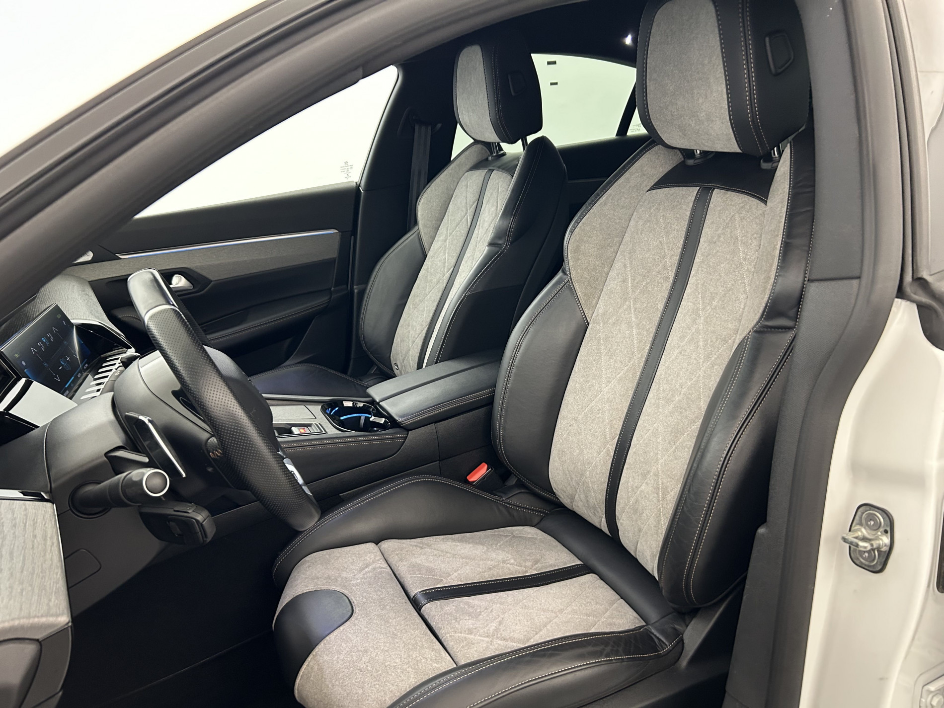 Vente en ligne Peugeot 508 HYBRID 225ch GT e-EAT8 Suréquipé au prix de 17 990 €