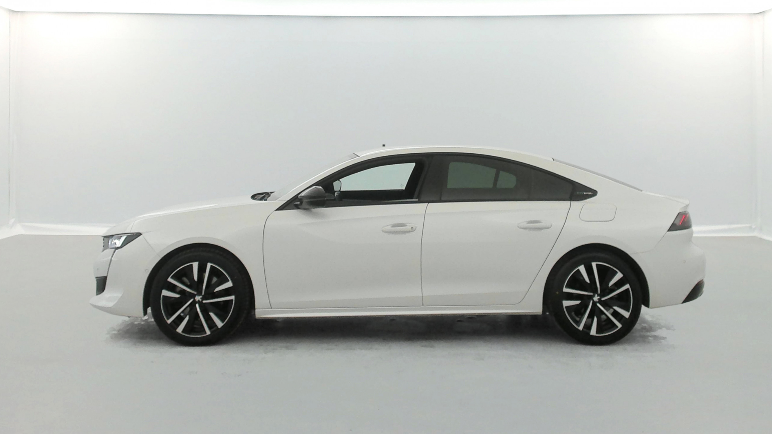 Vente en ligne Peugeot 508 HYBRID 225ch GT e-EAT8 Suréquipé au prix de 17 990 €
